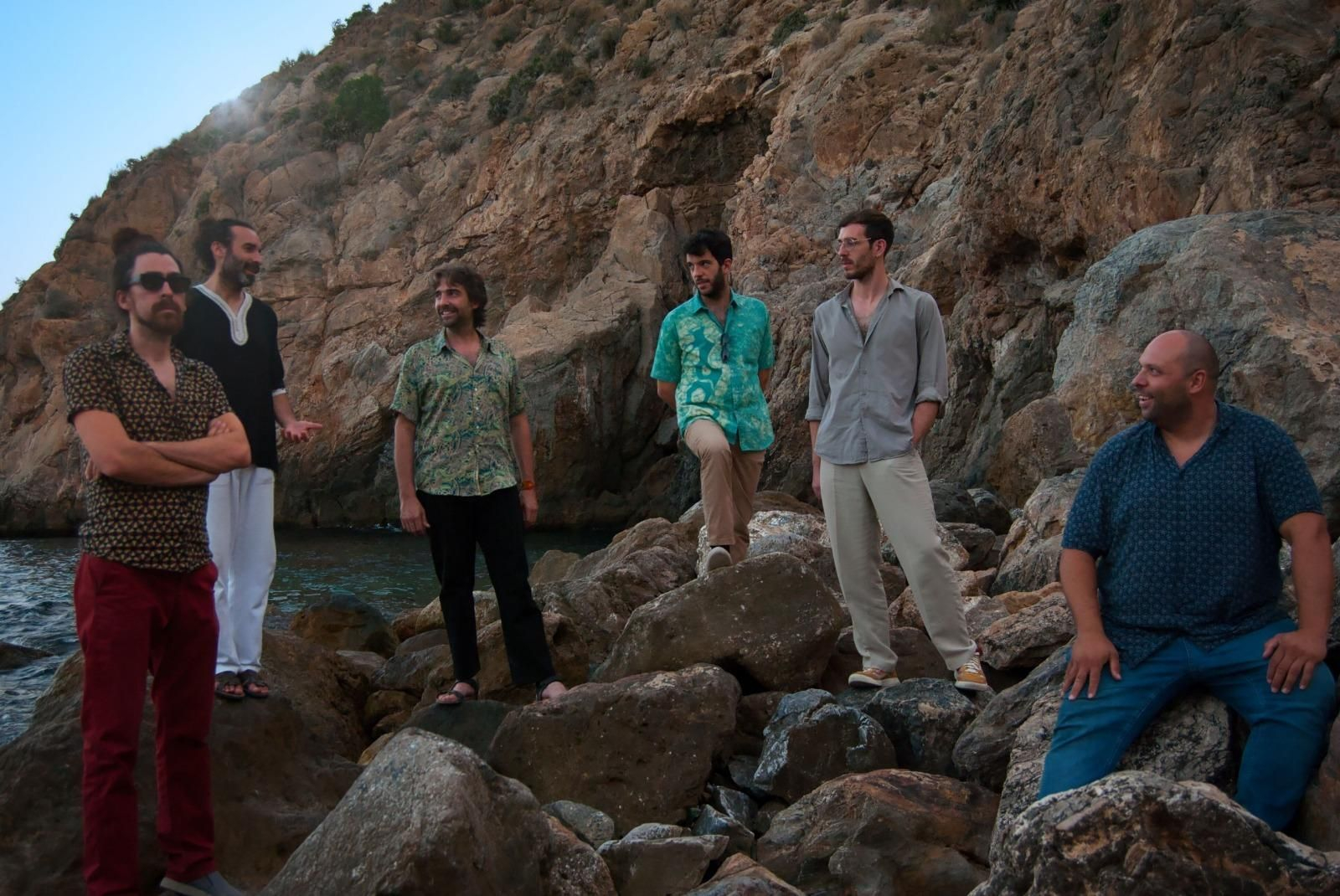 Veículo Longo está formado por algunos de los miembros más activos y prestigiosos de la escena musical granadina y andaluza