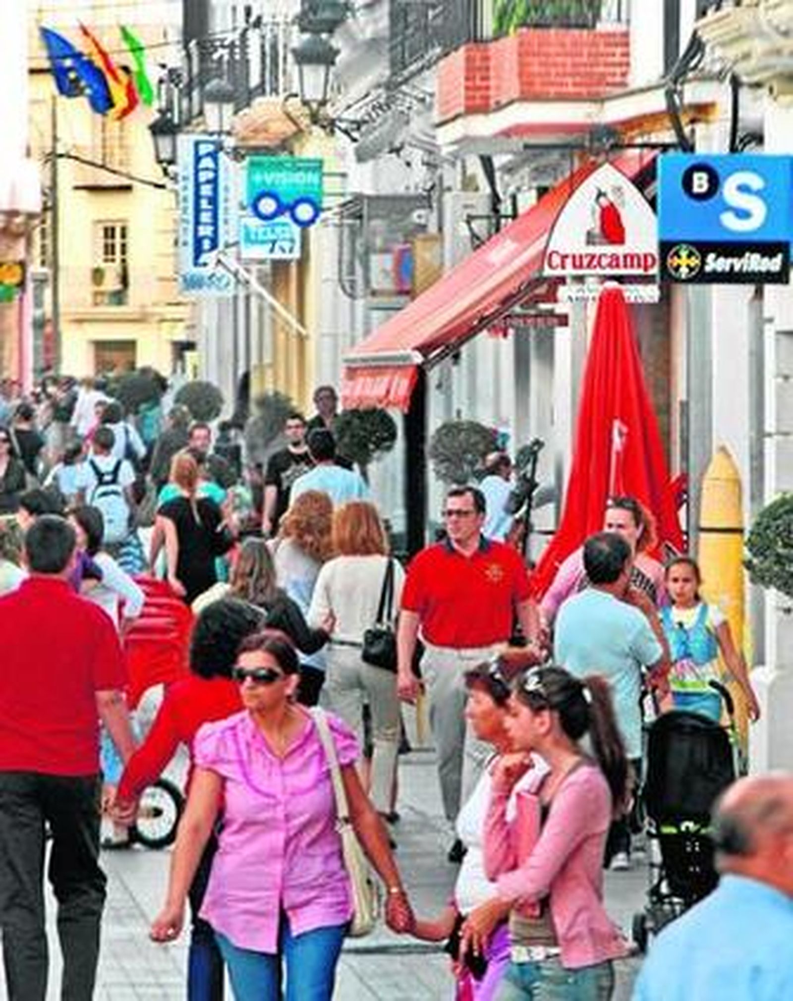 Vista de la calle La Vega donde numerosos locales desarrollan su actividad comercial.
