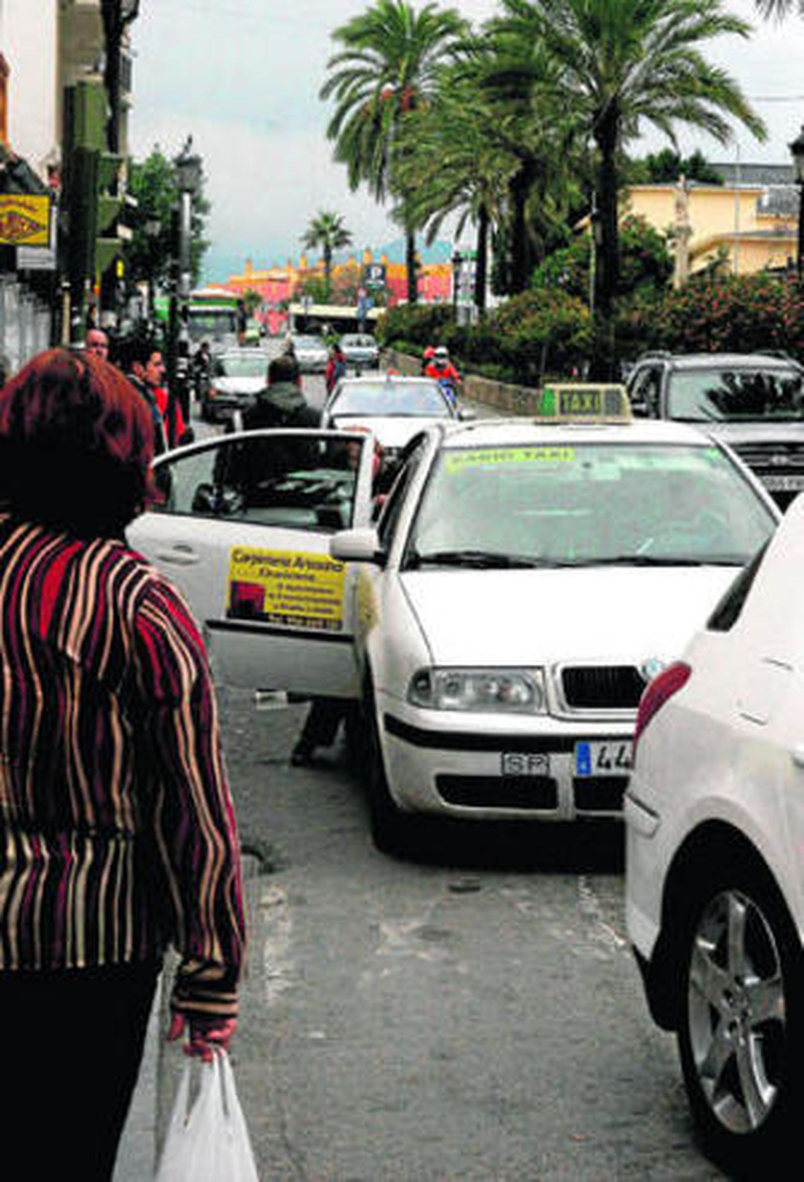 Ciudadanos cogiendo taxis en la parada de Blas Infante.