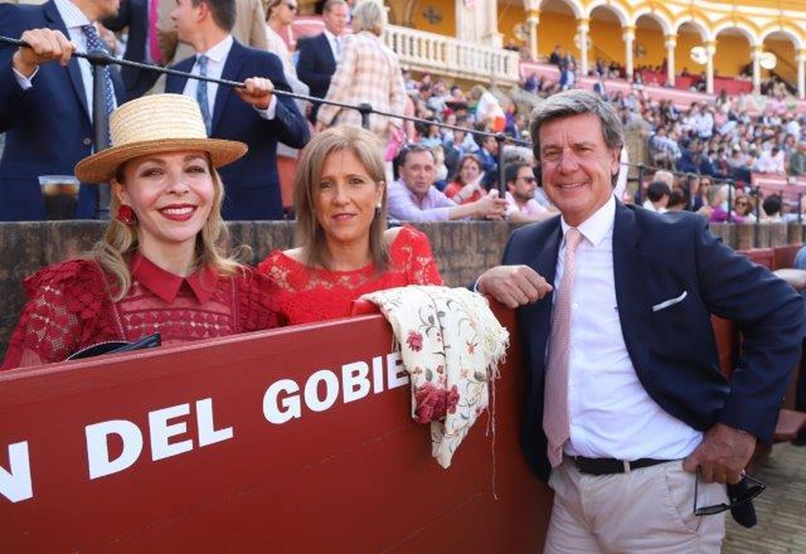 Los famosos y autoridades en la corrida de rejones de la Feria de Abril.