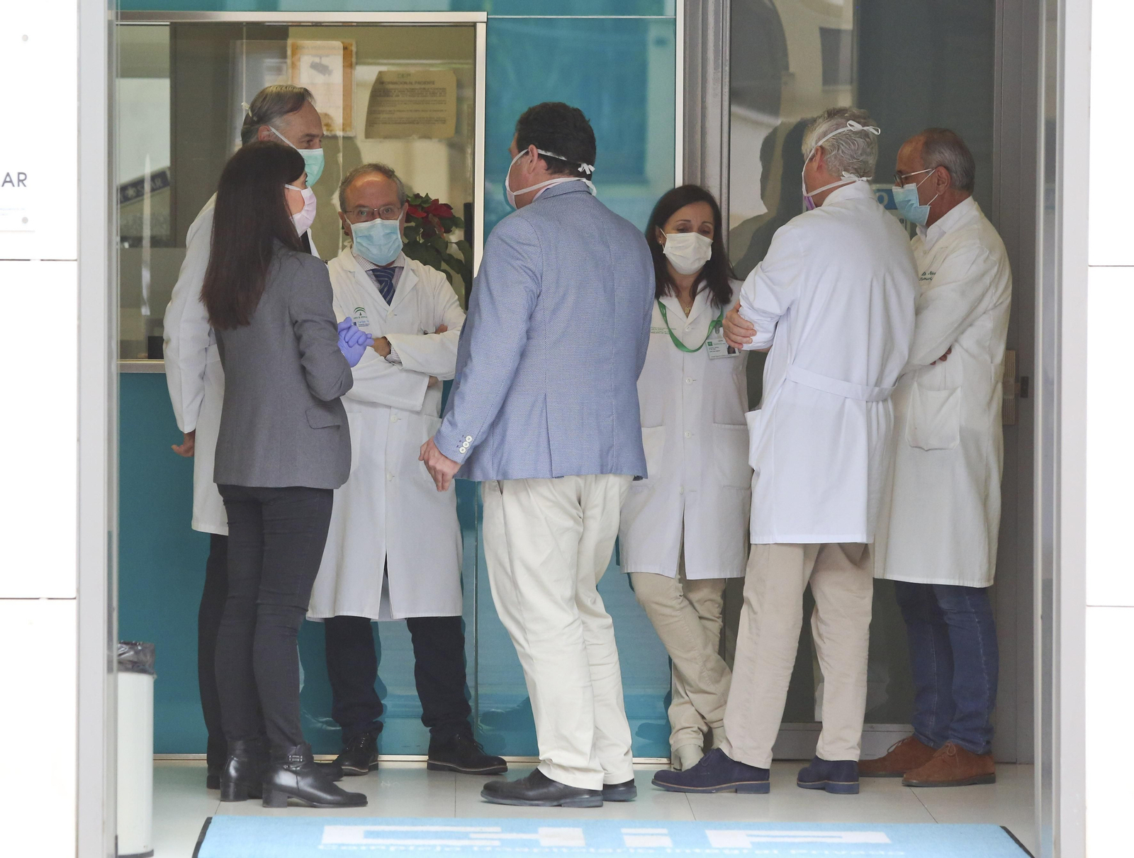 Las fotos del alcalde de Málaga a la salida del hospital junto al equipo médico
