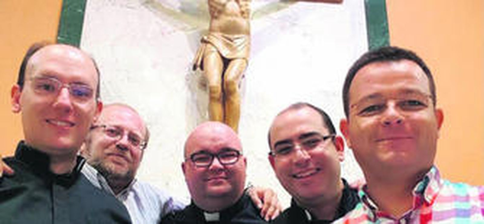 Los sacerdotes que se reunieron para recordar viejos tiempos.