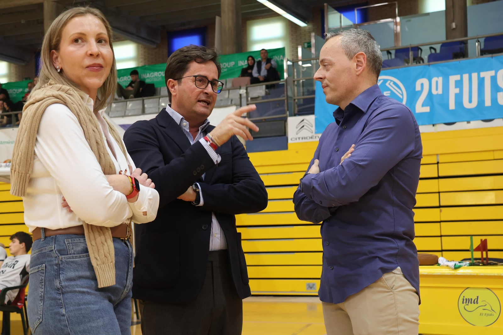 El alcalde de El Ejido, Francisco Góngora, dialoga con el presidente del club.