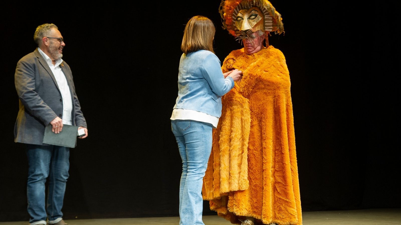 La alcaldesa impuso la Serpentina de Plata a Moreno Venegas