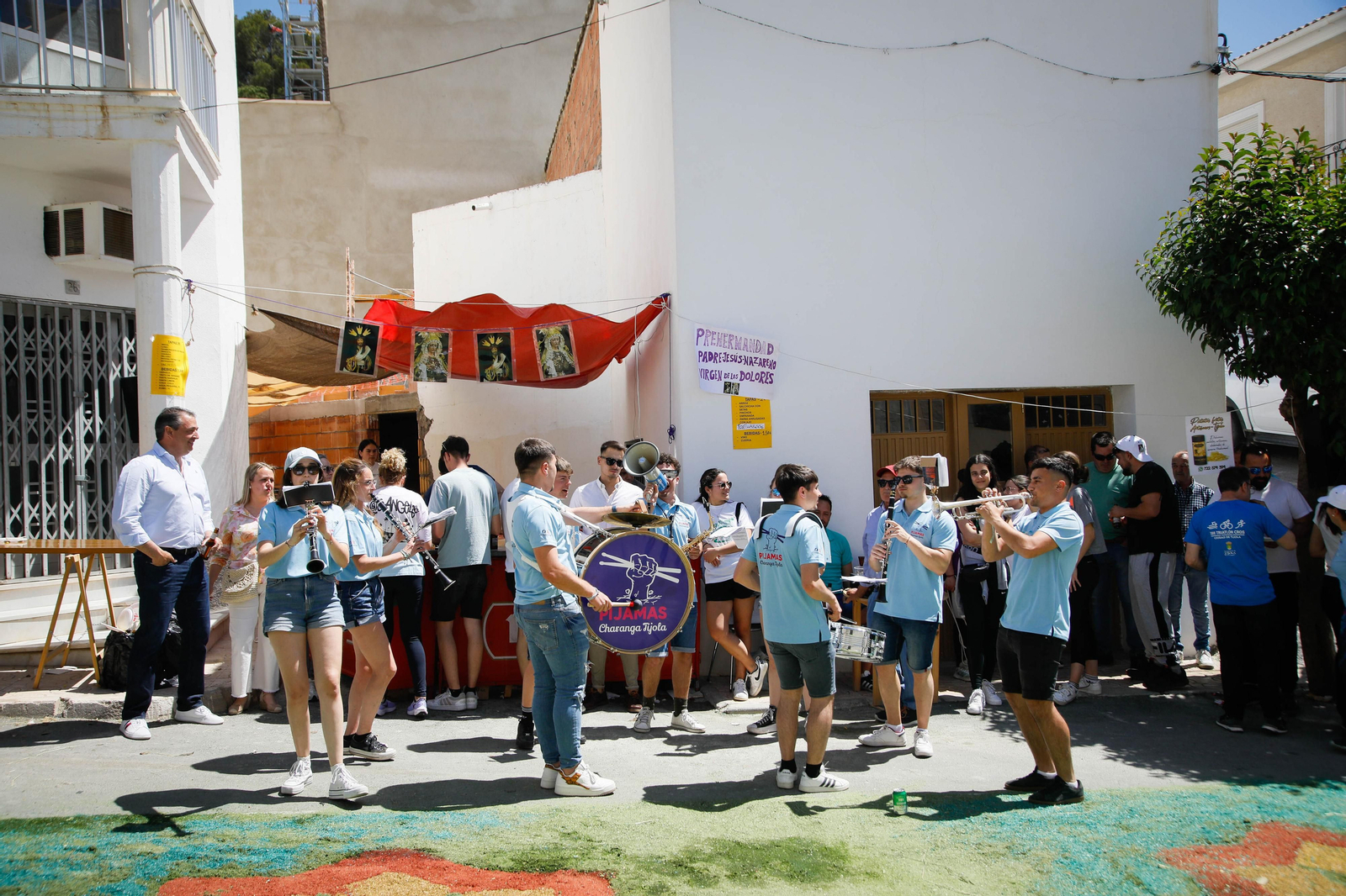 Así es la gran alfombra de serrín para que levite la Virgen de Fátima de Tíjola