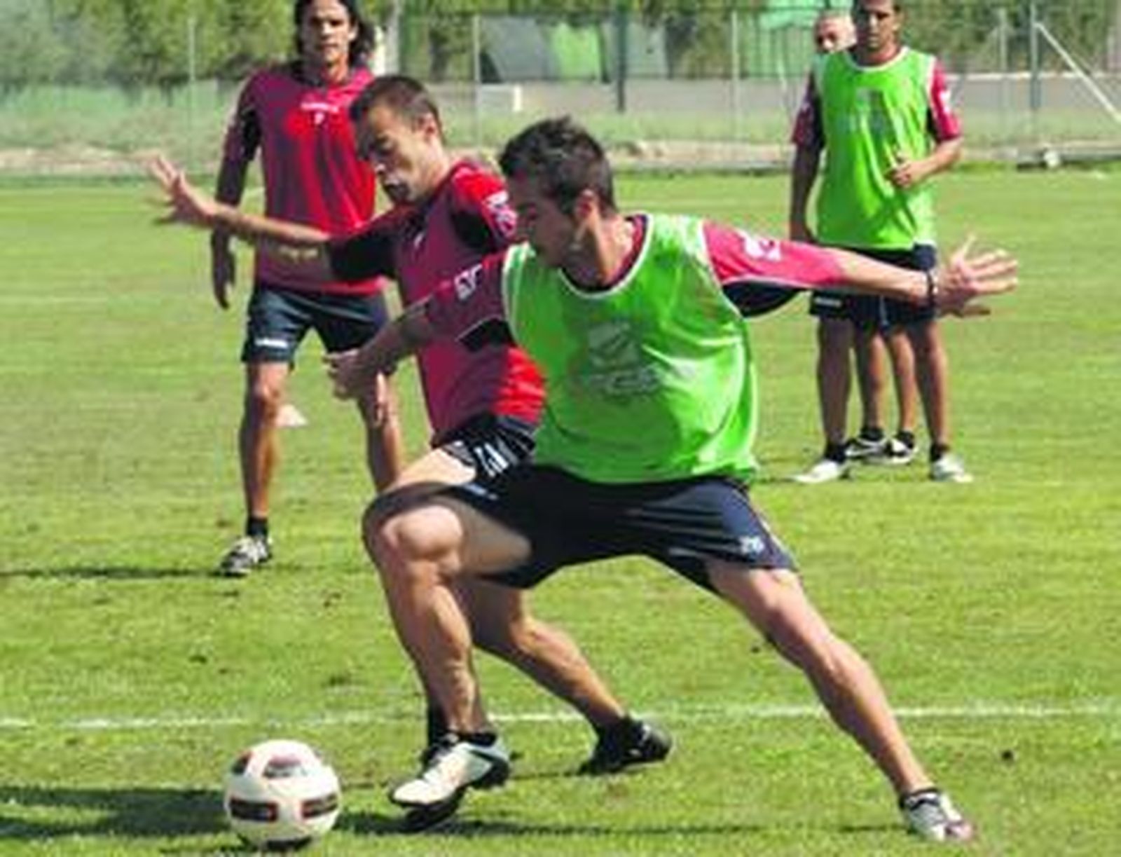 Barrancos pugna por un balón junto a Dani Benítez en un entrenamiento del Granada CF.
