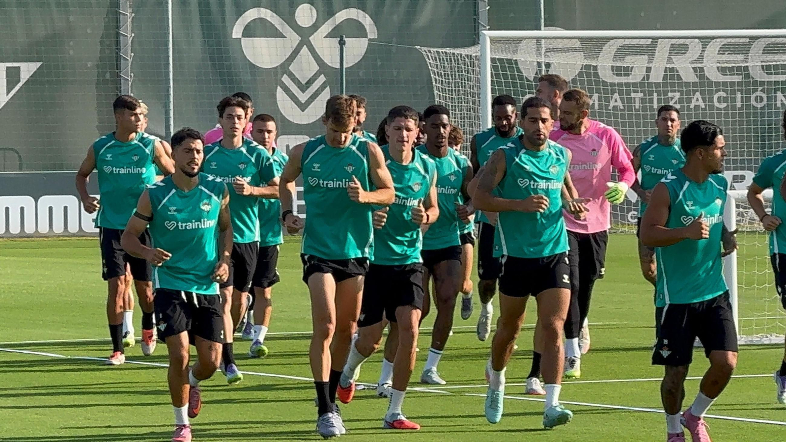 El Betis entrena sin Nelson Deossa pero con Diego Llorente