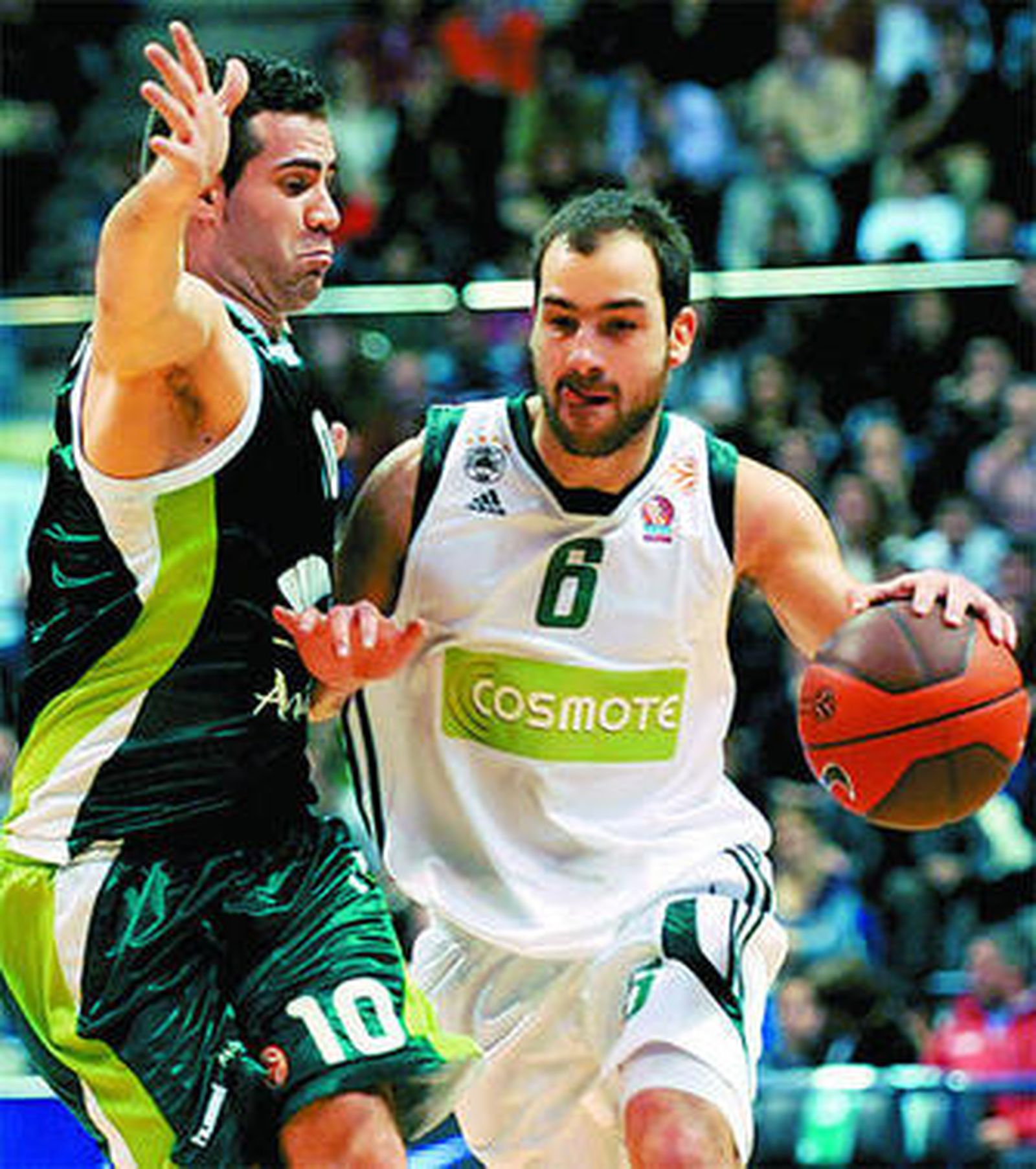 Carlos Cabezas incomoda la subida del balón de Spanoulis.