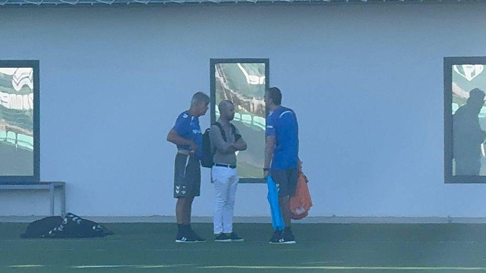 Manu Fajardo y Manuel Pellegrini hablan en la ciudad deportiva Luis del Sol Manu Fajardo y Manuel Pellegrini hablan en la ciudad deportiva Luis del Sol