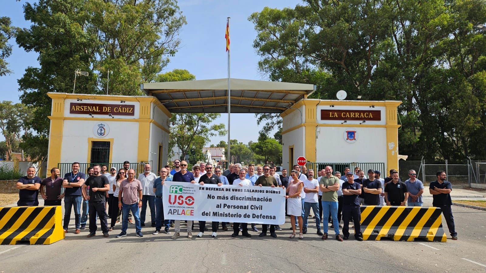 Trabajadores civiles, protestando ante el Arsenal de La Carraca, en San Fernando.