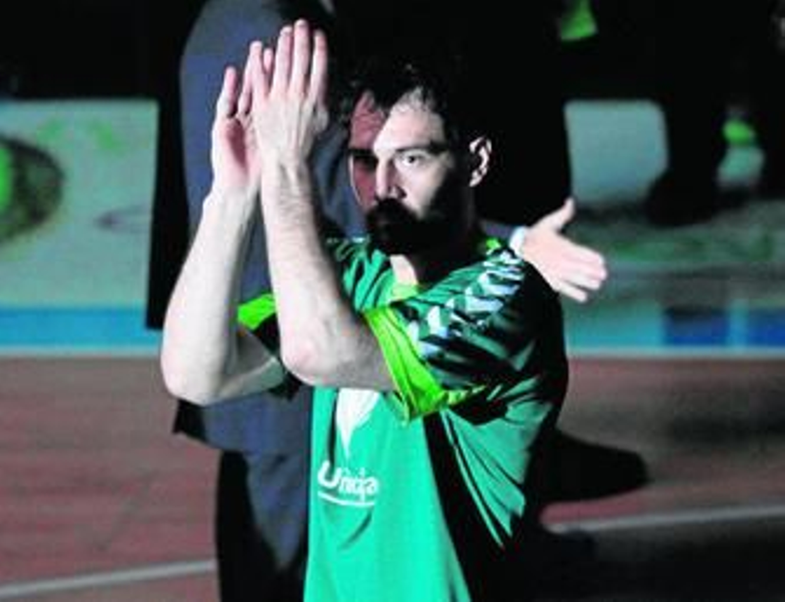 Garbajosa devuelve el aplauso de la afición en el momento de su presentación.