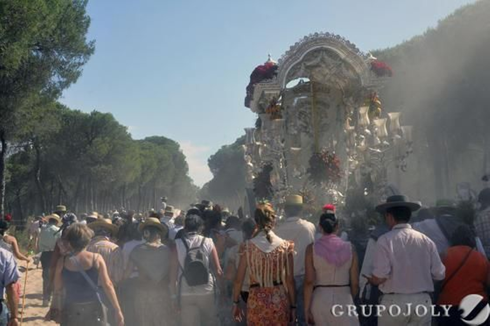 La Hermandad del Rocío de Triana a su paso por la Raya Real antes de llegar a la aldea almonteña.

Foto: Juan Carlos Vázquez