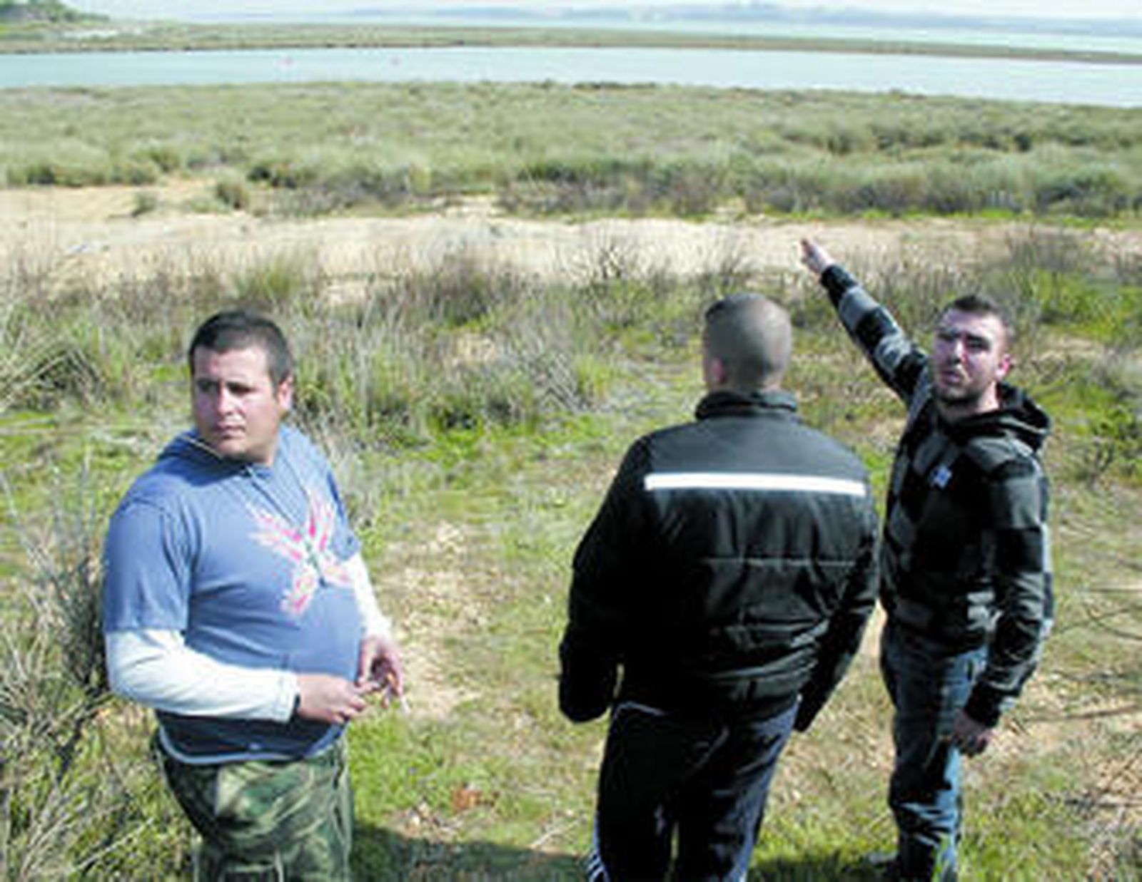 Los acompañantes de Cándido Quiles muestran el lugar en el que se ahogó.