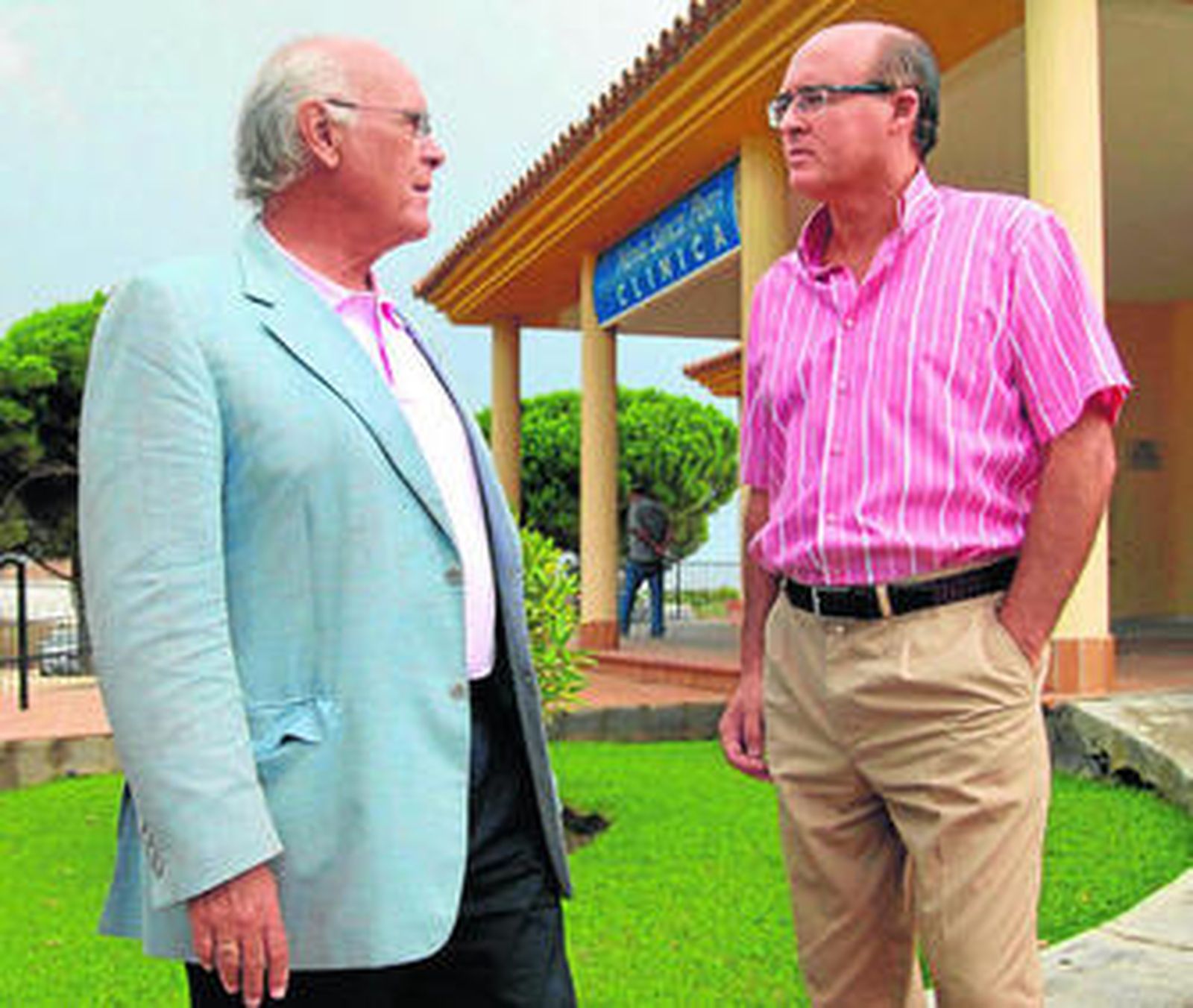 El profesor Concha (izq.), junto al gerente de la Clínica Novo Sancti Petri, Luis Chozas.