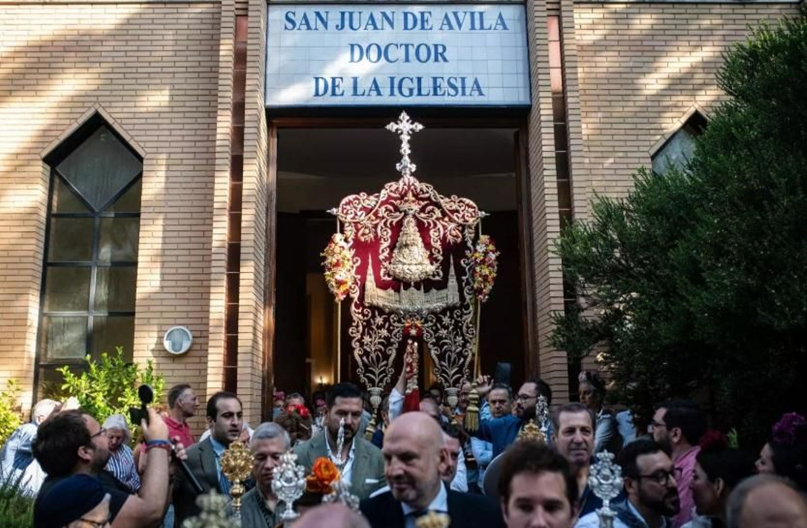 El Simpecado fue bendecido en 1986 por parte del taller de Sobrinos de RCaro