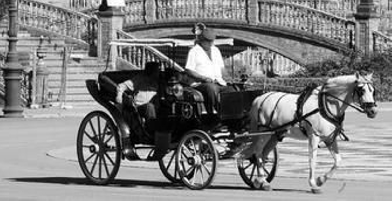 Un coche de caballos atraviesa la Plaza de España, en una imagen reciente.