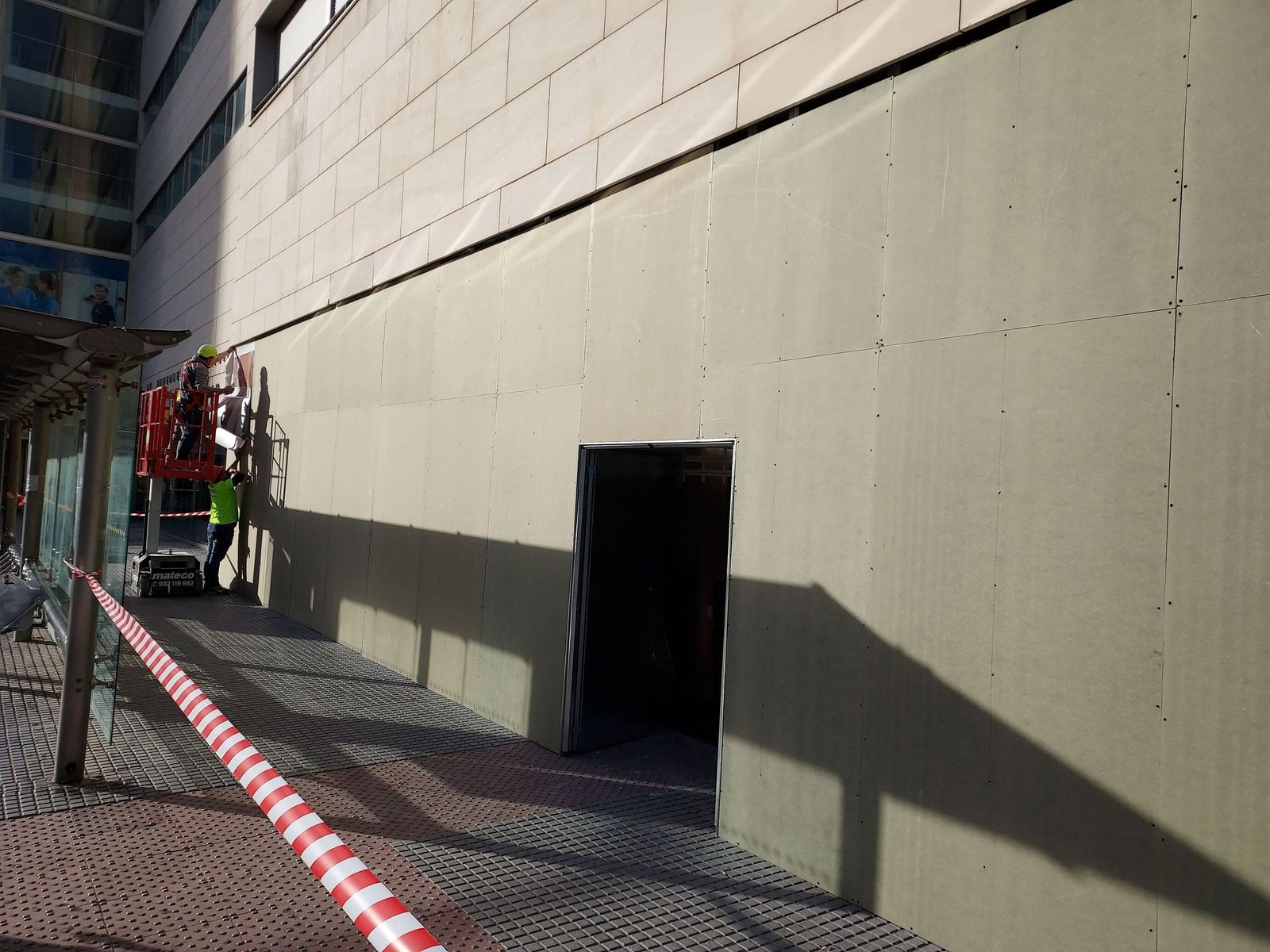 Trabajos en la fachada de la tienda, en la mañana de este martes.