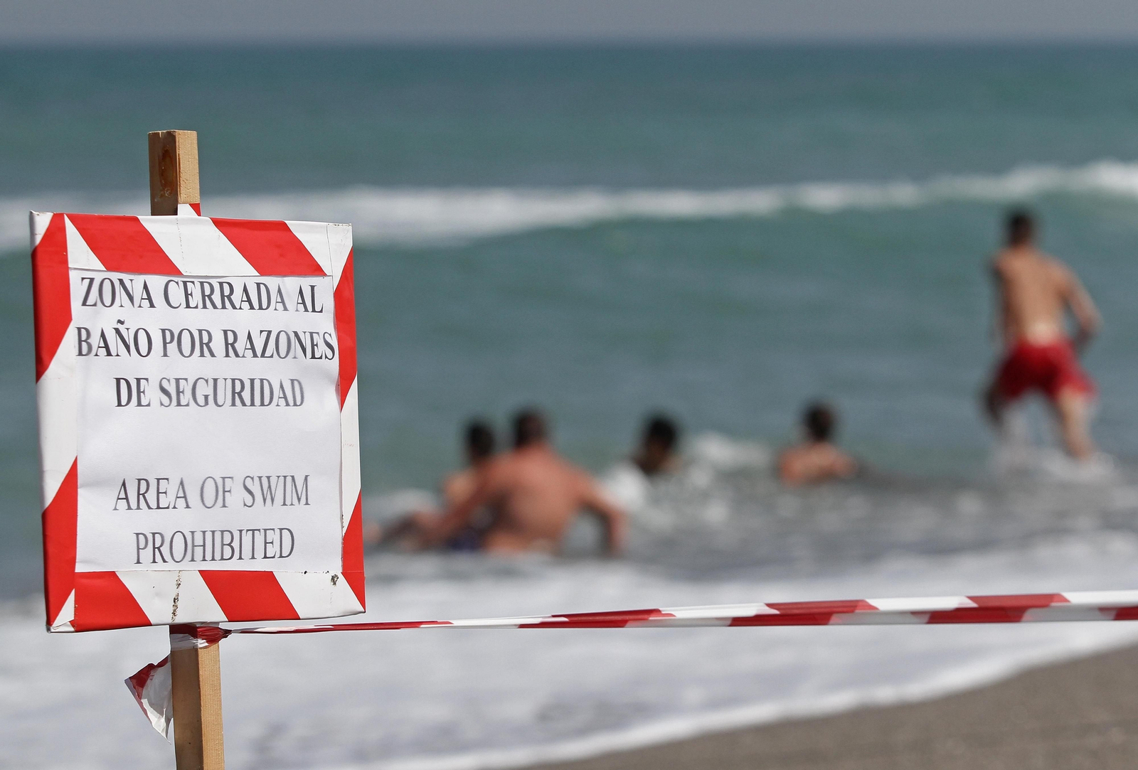 Varios jóvenes se bañan en la playa de Santa Bárbara estando cerrada al público.