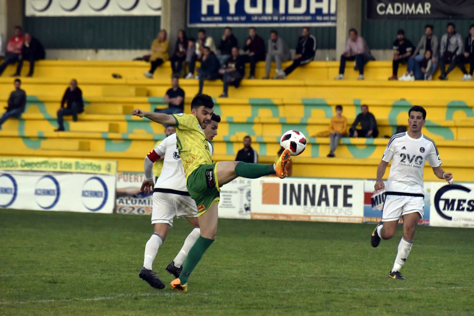 El gualdiverde Forján remata la pelota ante la oposición rival.