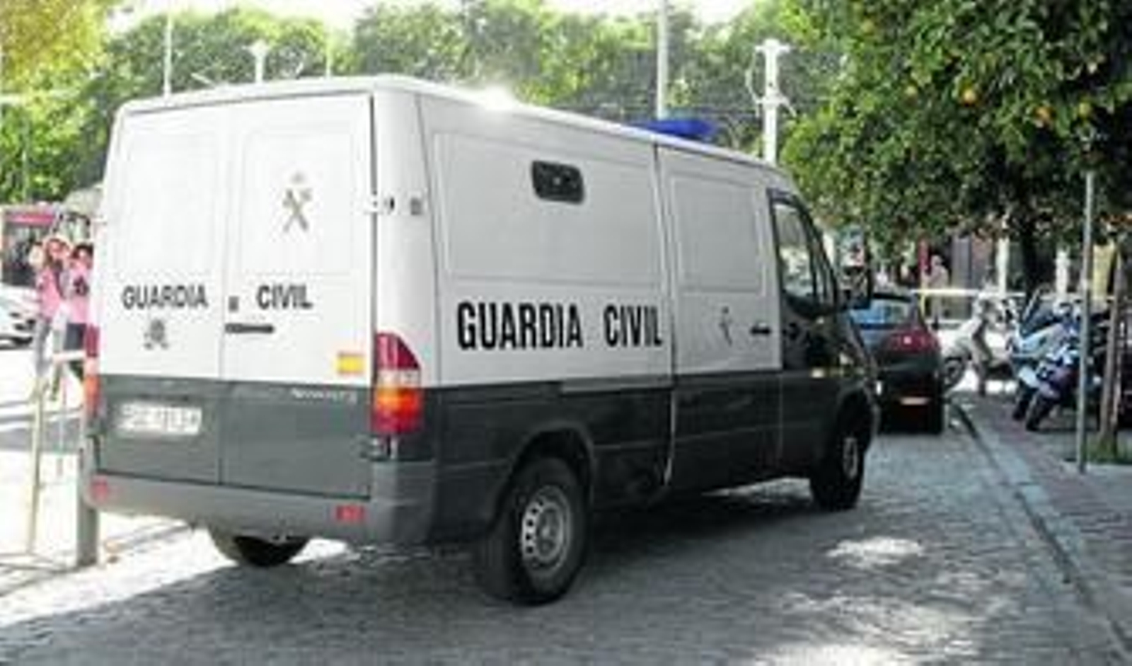 El furgón que trasladó ayer a José Fernando hasta los juzgados.