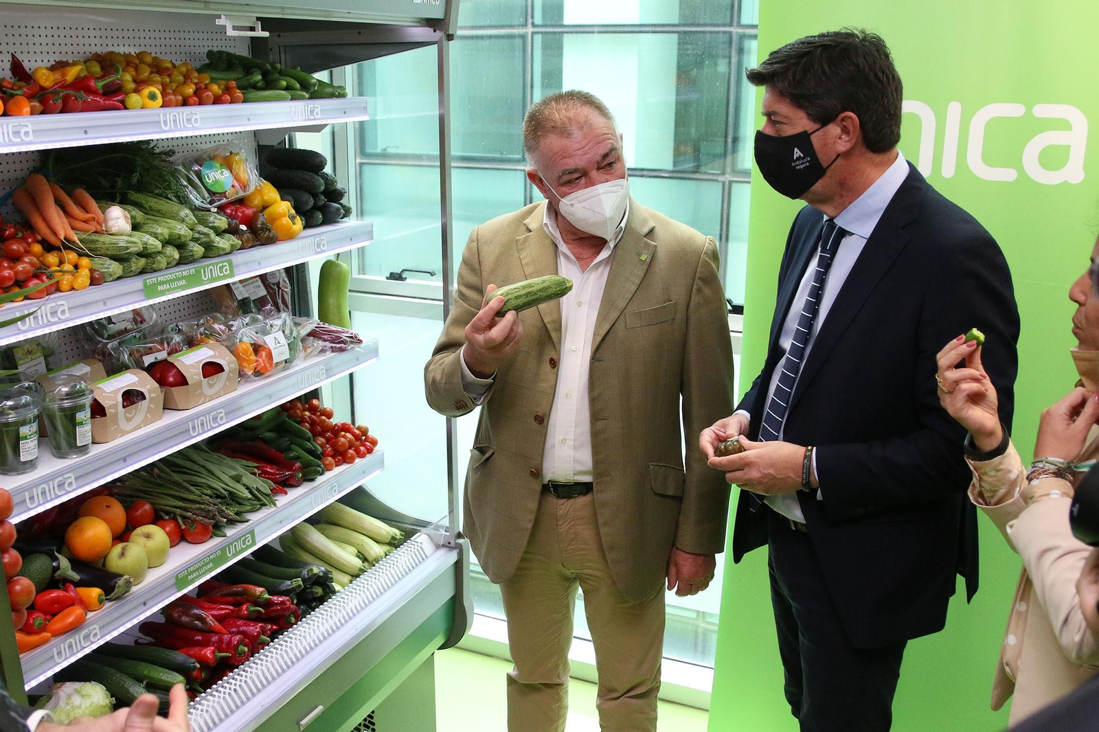 Fotogalería de la visita de Juan Marín a Kimitec, al PITA y a Unica Group