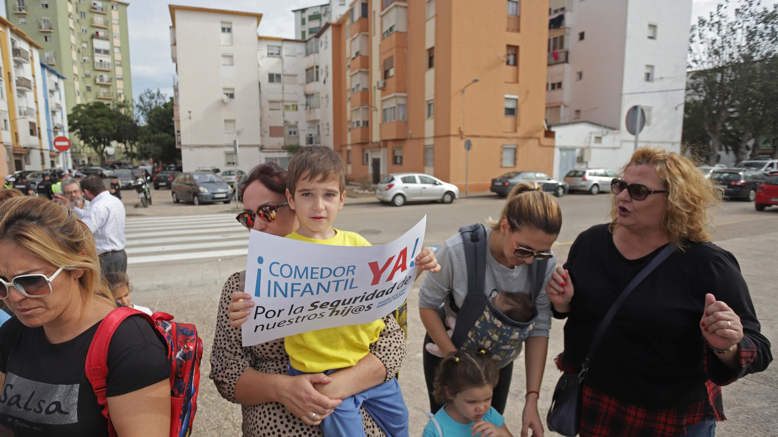 Fotos de las protestas de padres y alumnos del CEIP Isabel la Católica en La Línea