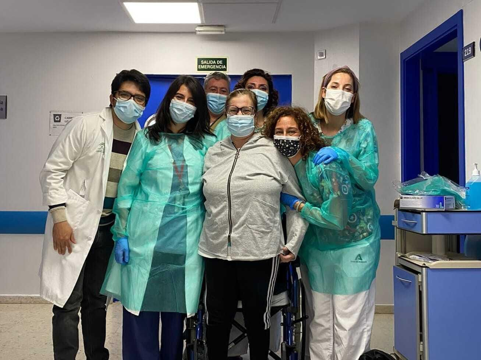 Justa María acompañada de sus cirujana la doctora Granada Jiménez y de enfermería el día que le dieron el alta.