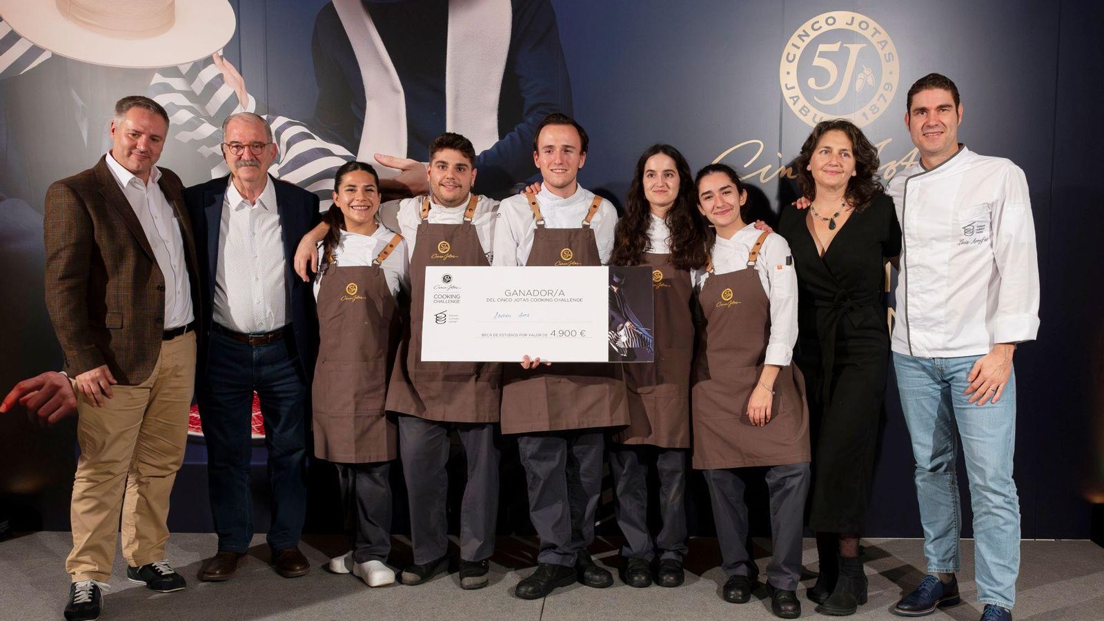 El ganador y sus compañeros del Cinco Jotas Challenge y el jurado de este certamen