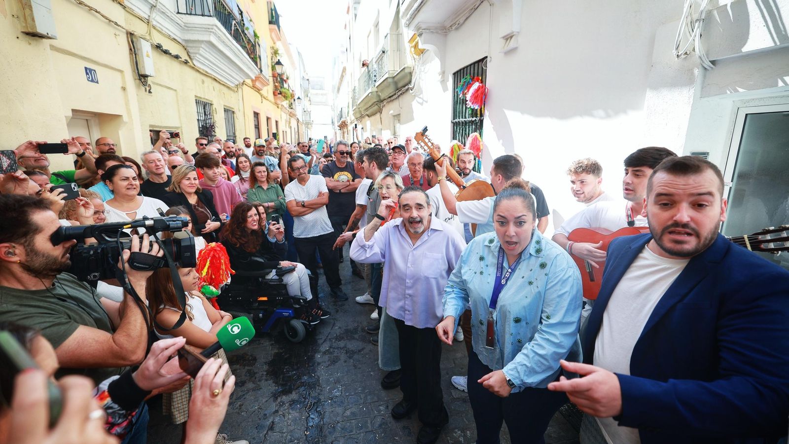 El Noly cantando con su chirigota.
