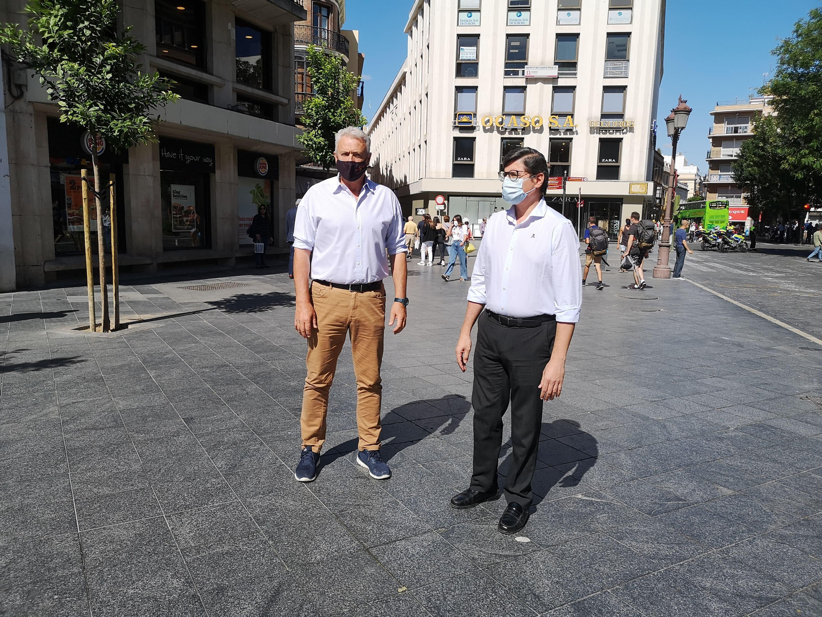 Los concejales de Cs Aumesquet y Pimentel en la Plaza de la Campana.