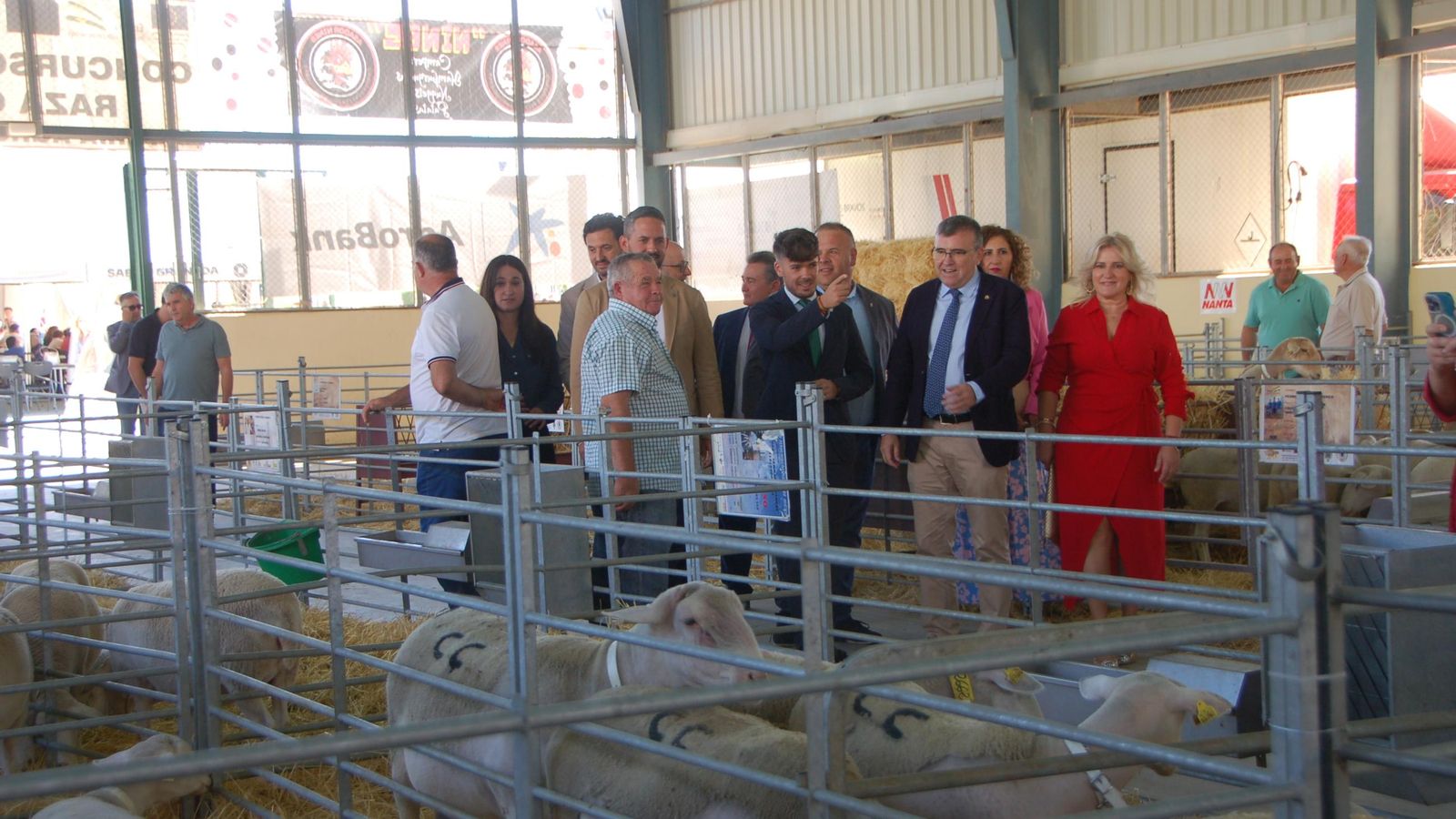 El alcalde de Huéscar, Ramón Martínez durante un recorrido por la Feria Agroganadera.