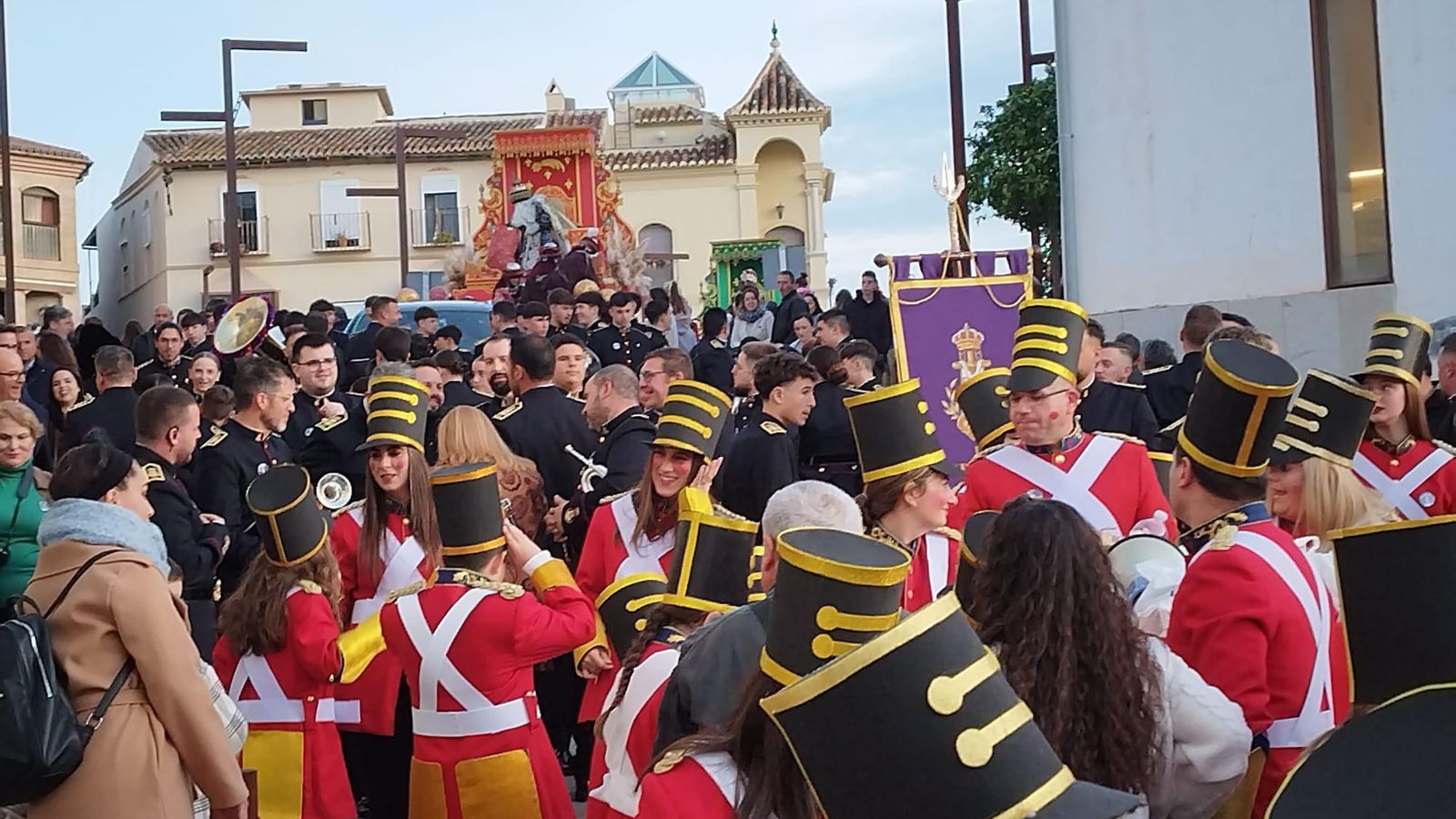 Las calles de Vélez-Málaga se llenan para recibir a los Reyes Magos