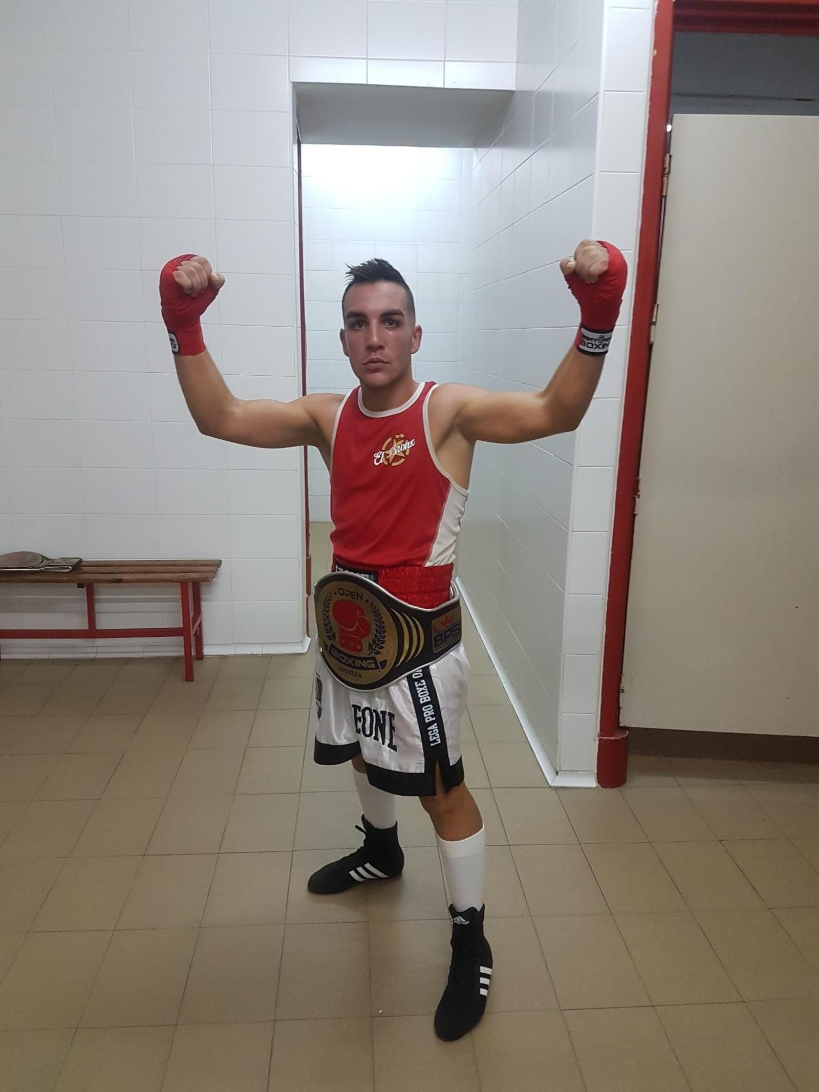 Borrego jr., púgil del Jerez Boxing Club, con el cinturón de campeón del Open Boxing Sevilla New Púgil