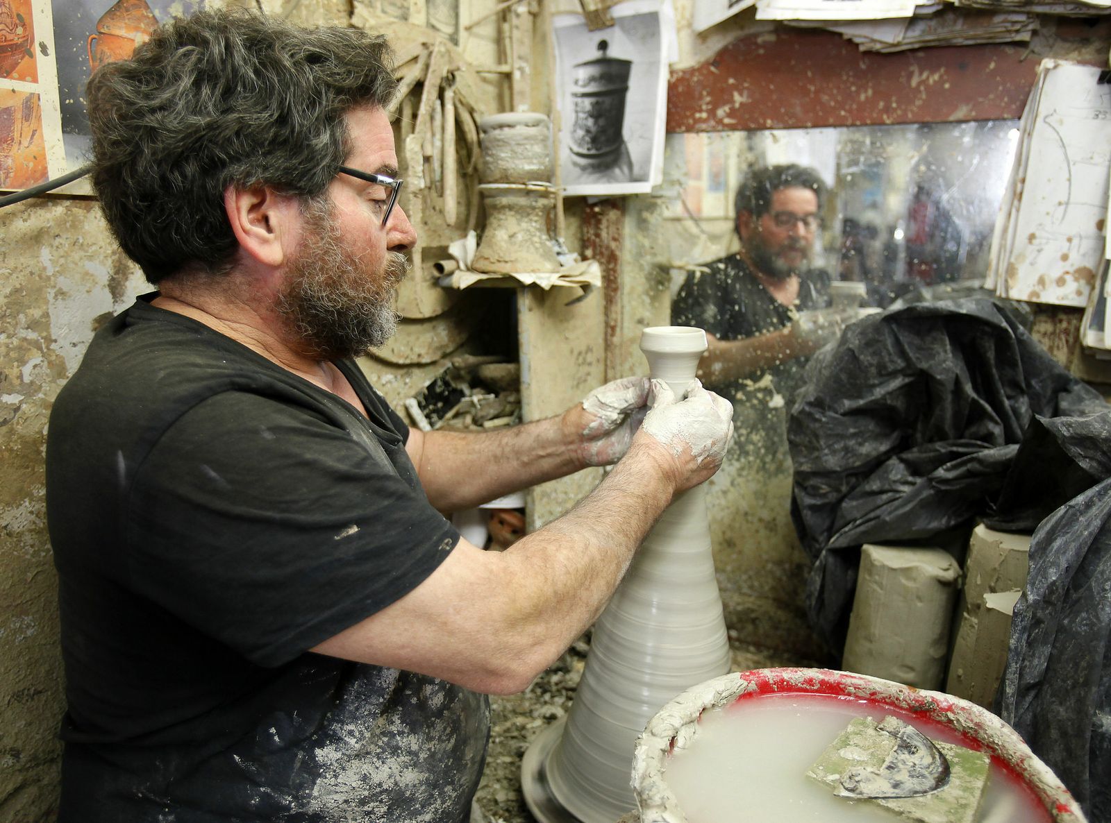 Antonio Campos en su talle de la calle Alfarería