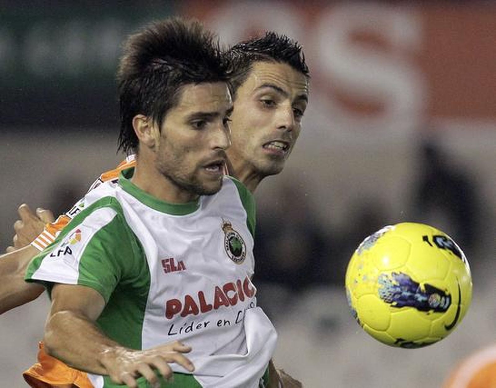 El Betis acumula su sexta derrota seguida tras caer con el Racing en Santander (1-0). / EFE