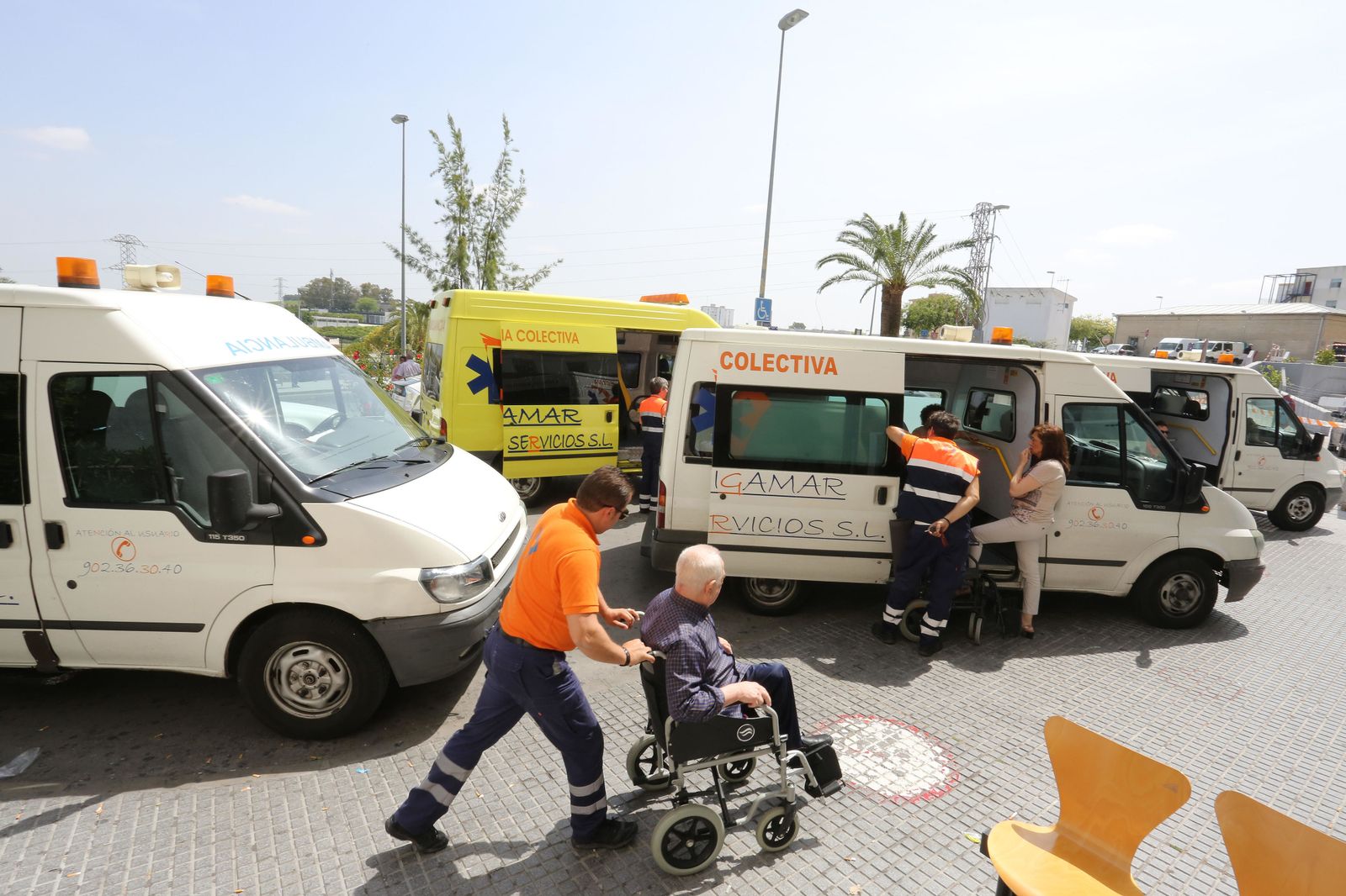 Varias ambulancias de la empresa Digamar, durante un servicio.