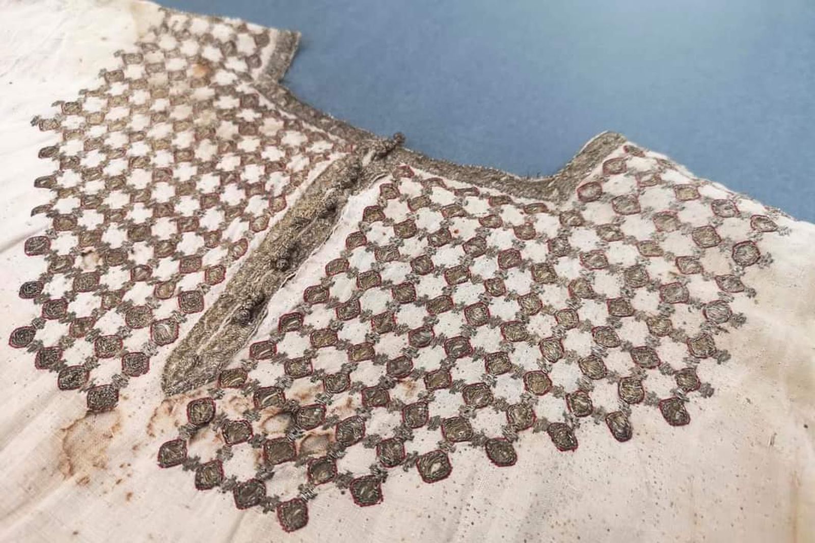 La camisa se halló en el interior de la imagen durante una restauración en el siglo XX