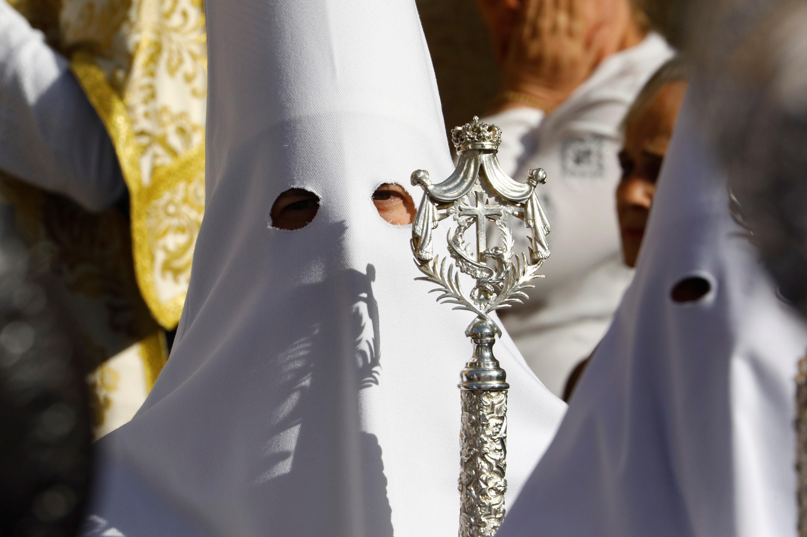 Domingo de Resurrección en Córdoba: la procesión de la hermandad del Resucitado, en imágenes