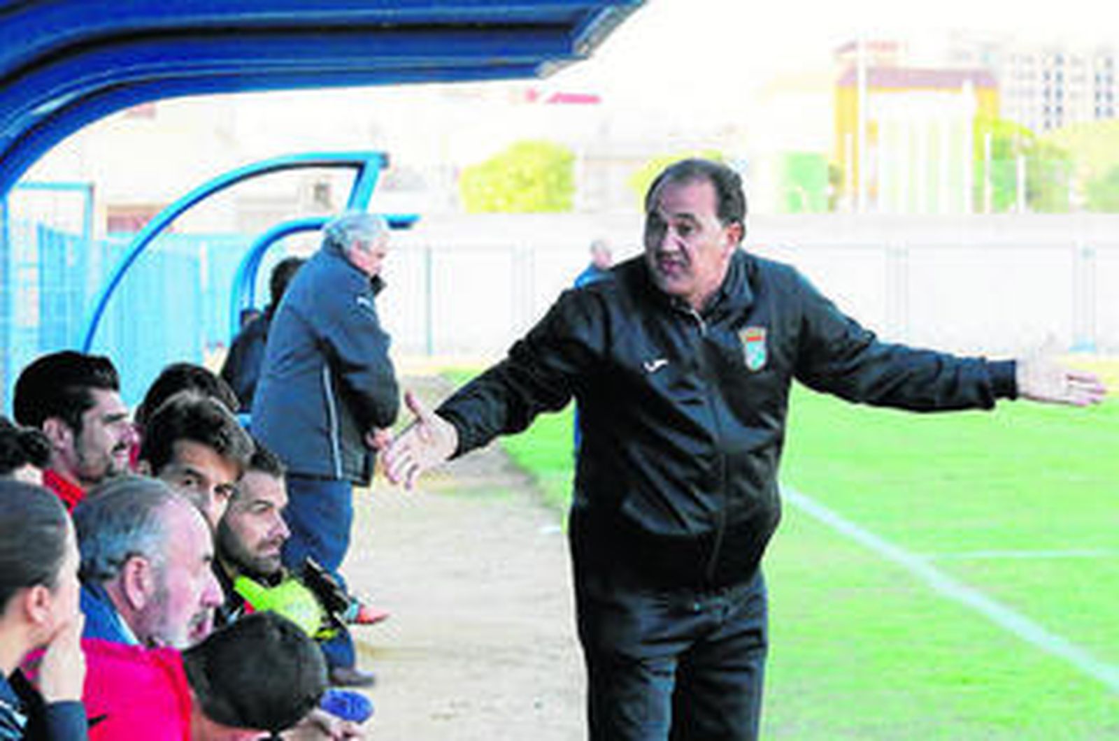 Vicente Vargas, que terminó casi afónico, comenta una acción del partido con su banquillo.