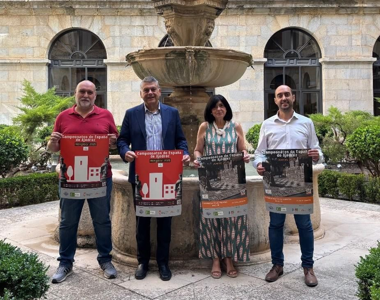 Foto de familia de las autoridades con el cartel conmemorativo de los eventos.