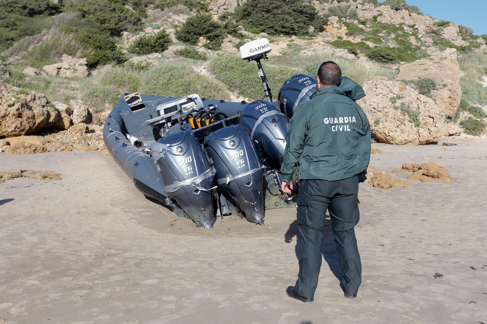 Intervienen casi 3.000 kilos de hachís en la playa de Bolonia, en imágenes