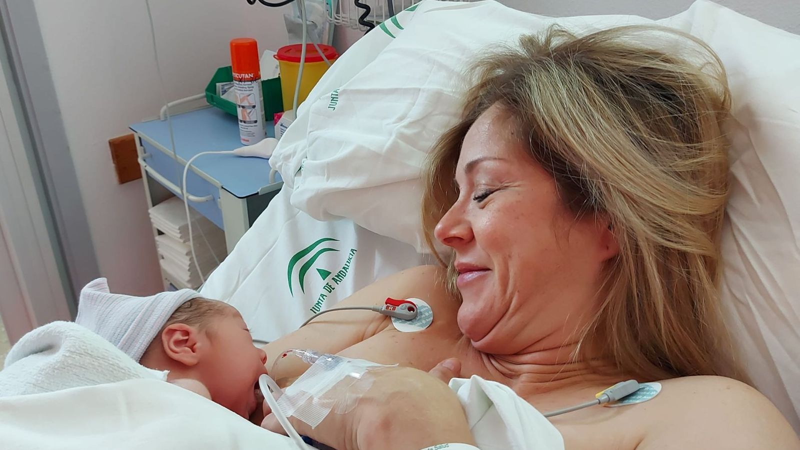 Primer enganche al pecho y primara toma de leche en el postparto inmediato en Paritorio, además como innovación a través de un parto por cesárea donde este centro no separa a madre y recién nacido.