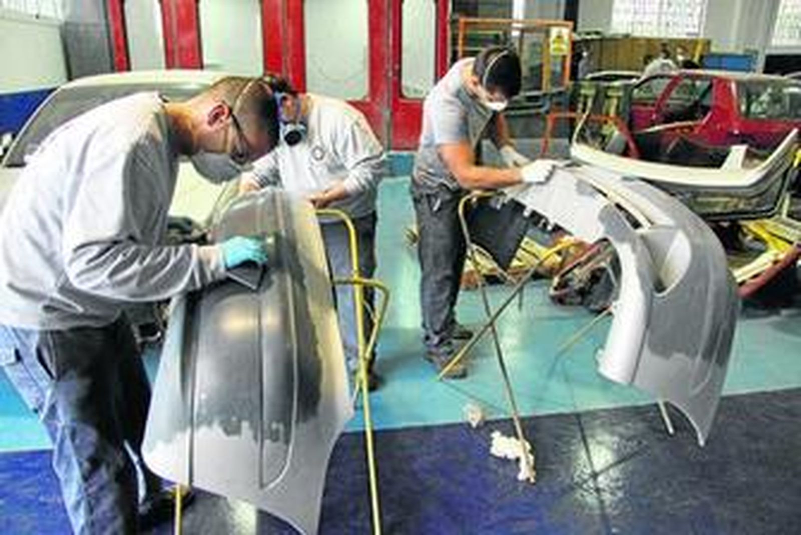 Unos estudiantes, ayer, en el taller de automoción, un ciclo de grado superior.