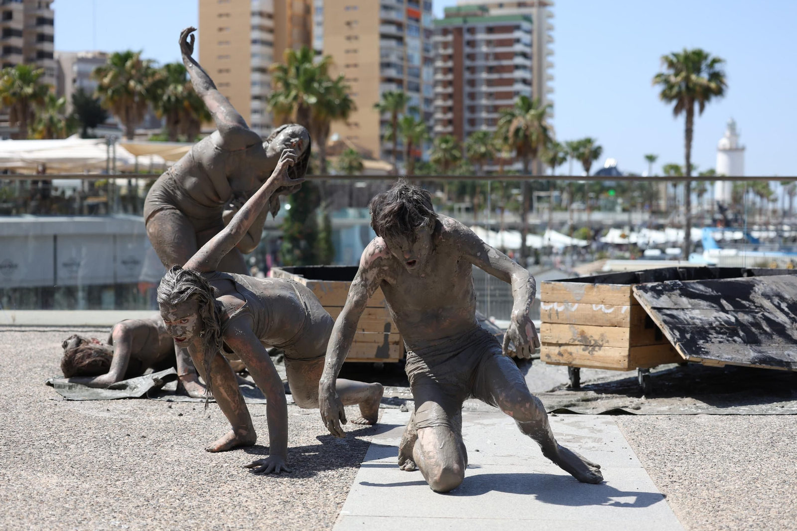 La Fura dels Baus presenta su nueva obra ‘SONS’ en el Muelle 1, en imágenes