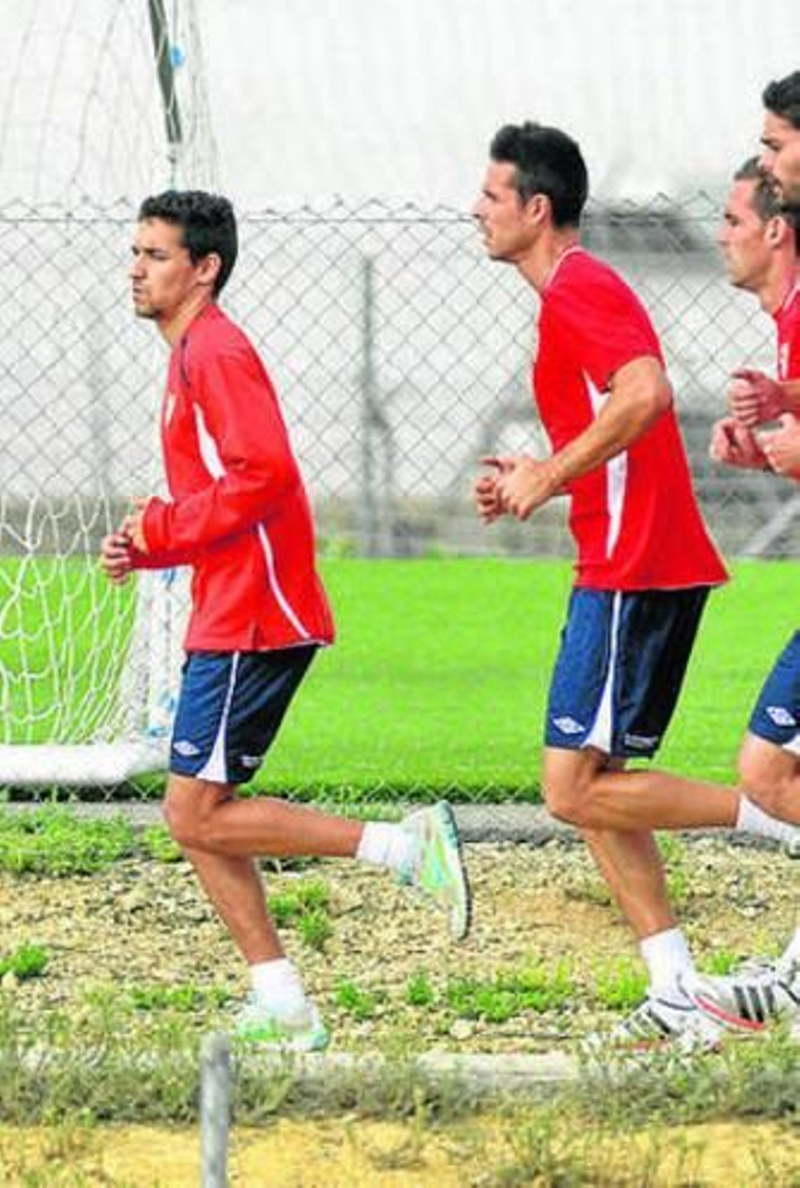 Curro regatea al meta José Antonio, en presencia de Schuster para el 4-2.