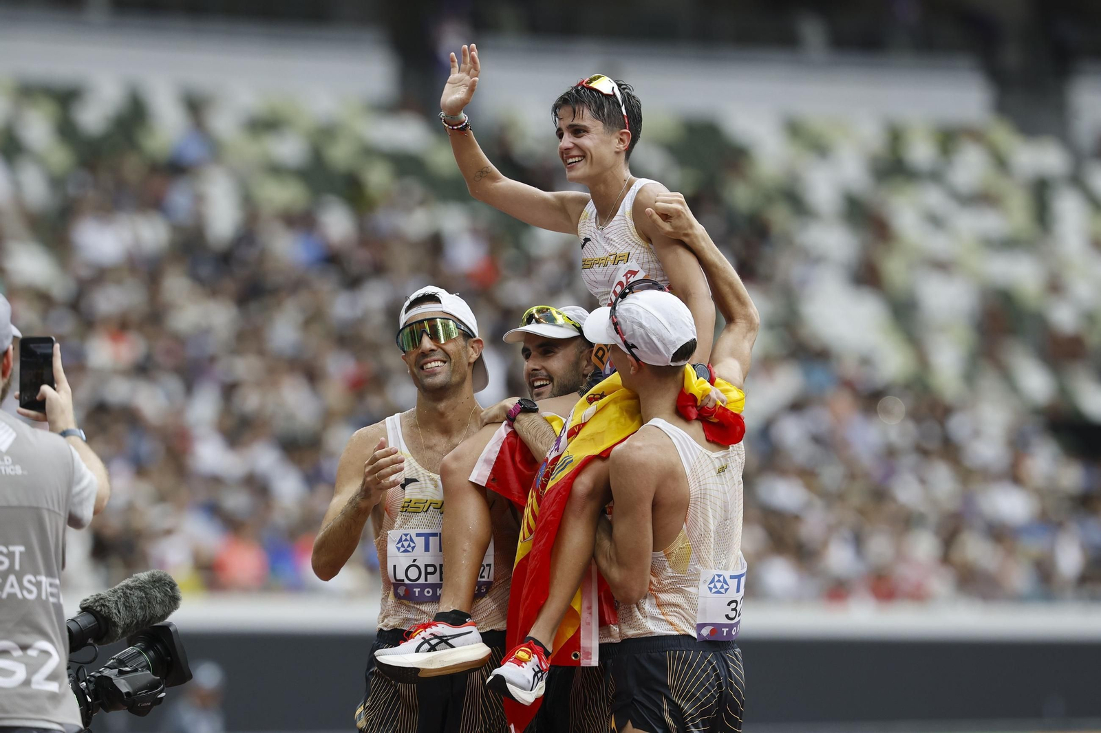 María Pérez tras proclamarse campeona del mundo de 35 kilómetros marcha.