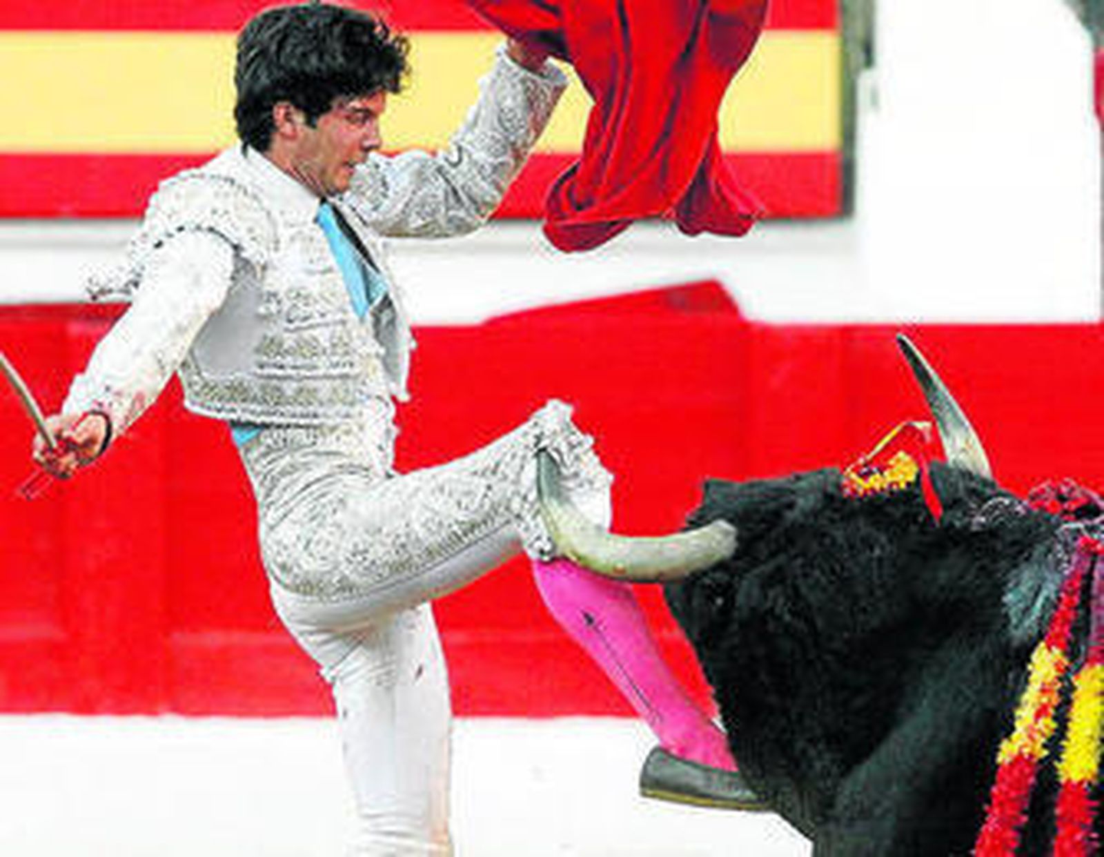 Juan del Álamo fue cogido por el sexto toro, sin que le calara.