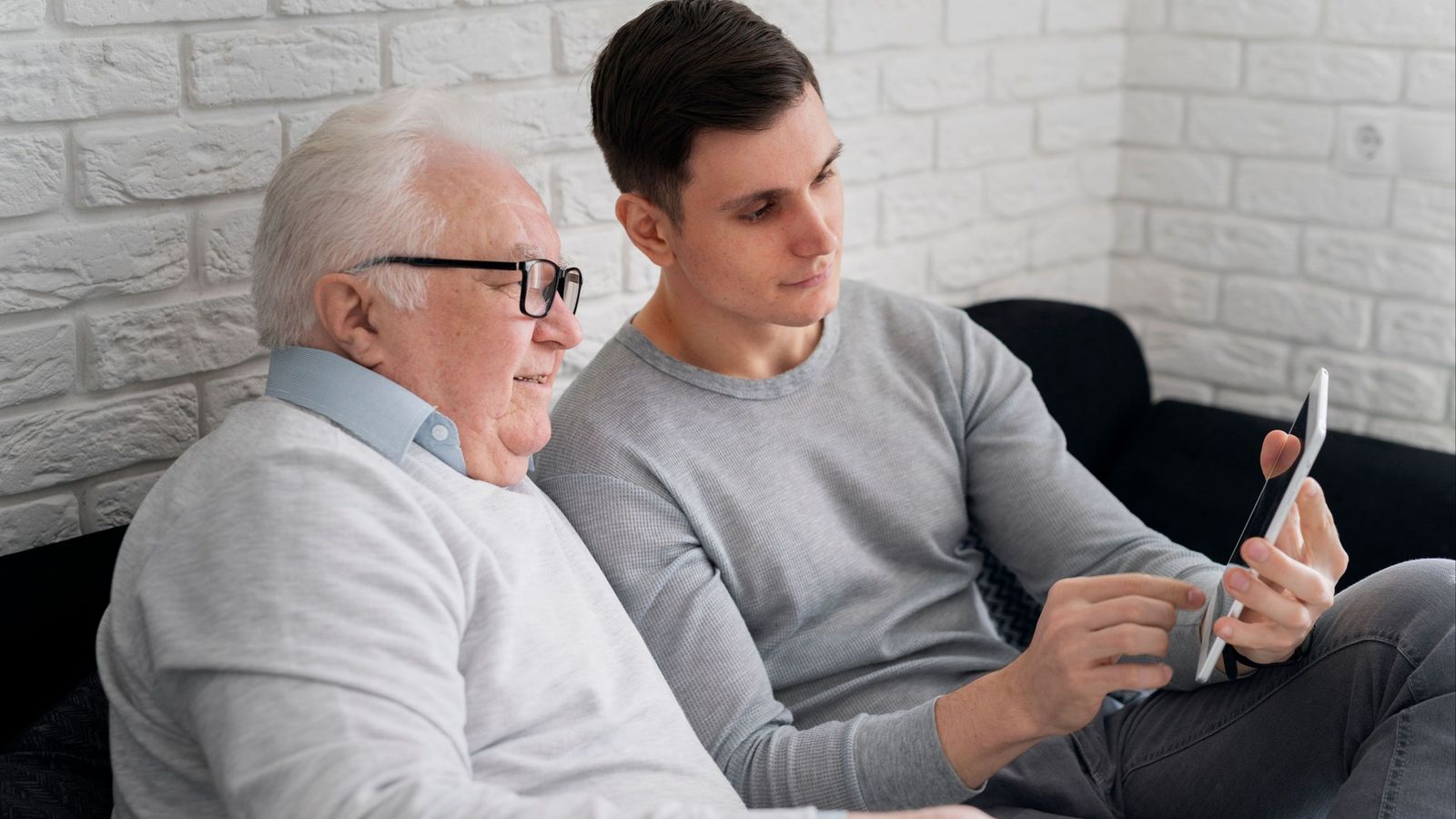 Los donatarios que reciban dinero de sus familiares pueden acogerse a determinadas bonificaciones fiscales en Andalucía.