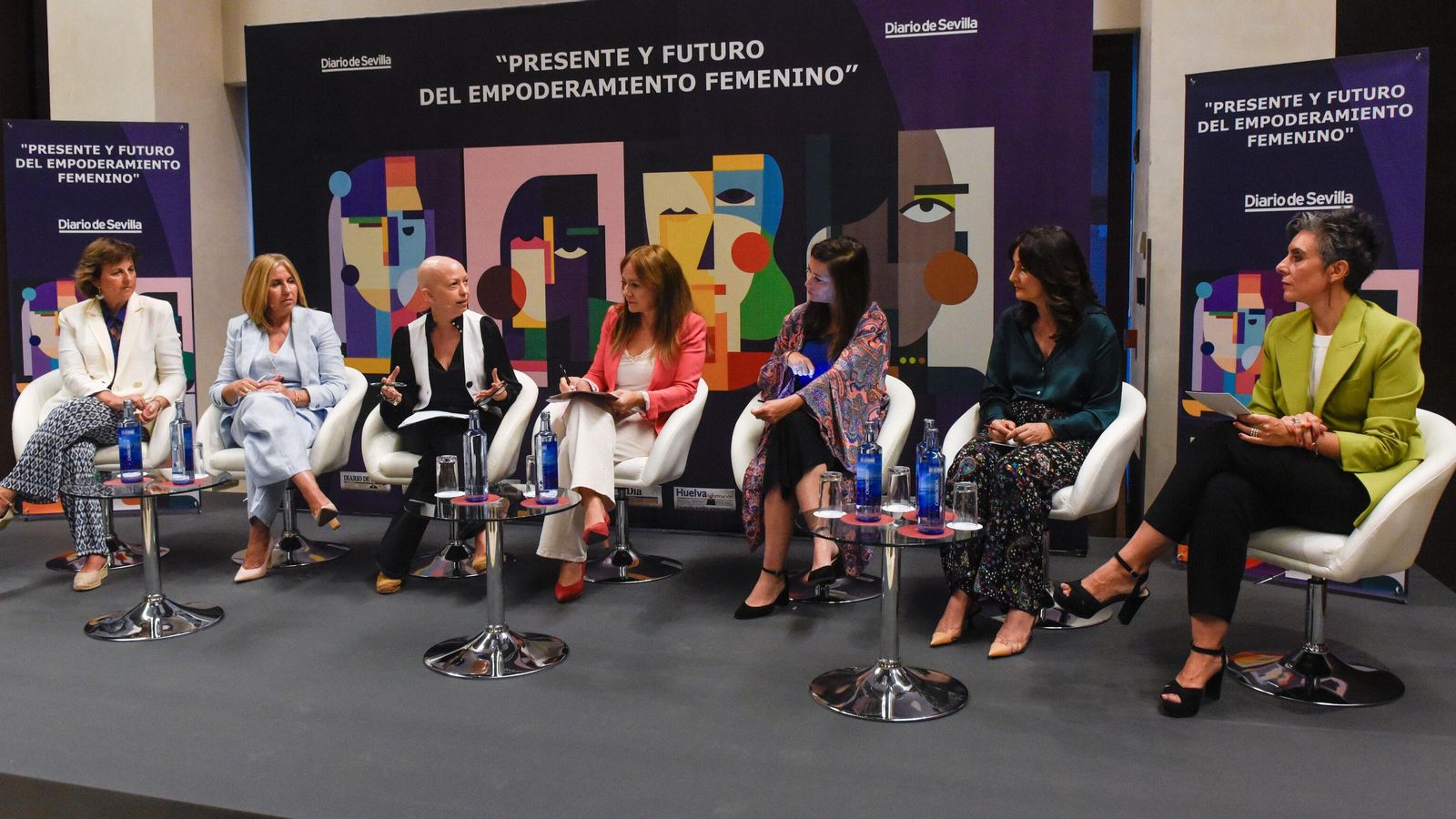 Uno de los momentos del debate, que contó con una gran asistencia de público, en su mayoría mujeres. Se celebró en el Hotel NH Collection Sevilla Uno de los momentos del debate, que contó con una gran asistencia de público, en su mayoría mujeres. Se celebró en el Hotel NH Collection Sevilla