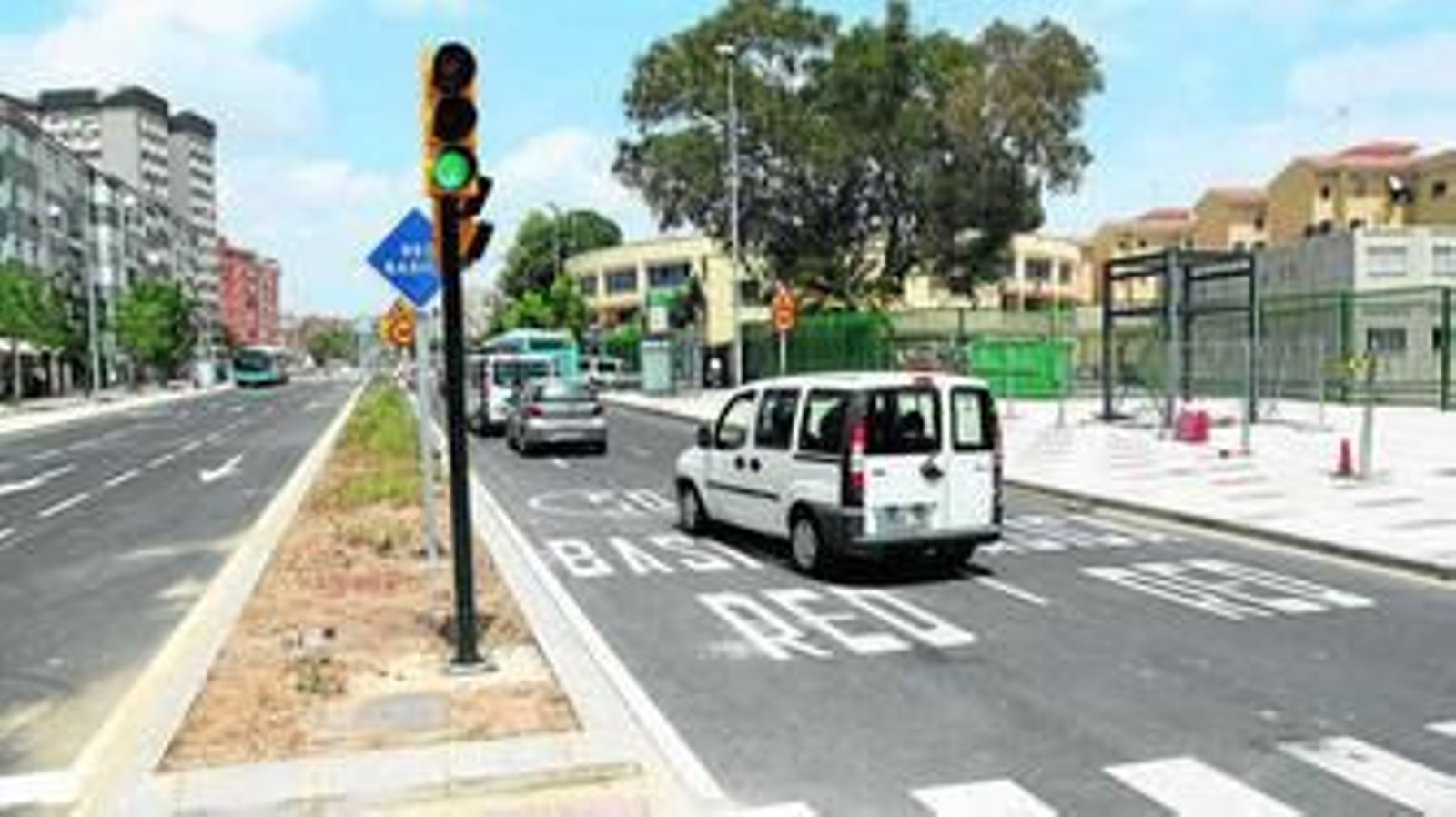 Varios vehículos circulan, ayer, por la Avenida Juan XXIII a su paso por Barbarela.
